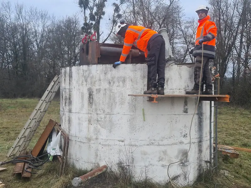 Deux compagnons de Résurgence au travail sur un cuvelage béton